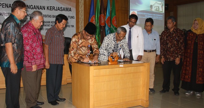 Penandatangan kerjasama antara Unja dan UBB oleh masing-masing rektor dari kedua perguruan tinggi.