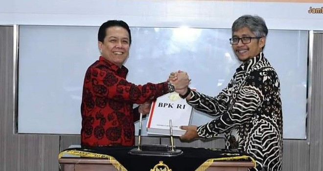 Penyerahan LHP oleh Hery Ridwan,SE,MM,Ak,CA kepada Bupati Batang Hari,Ir.H.Syahirsah,Sy. Foto : Ist