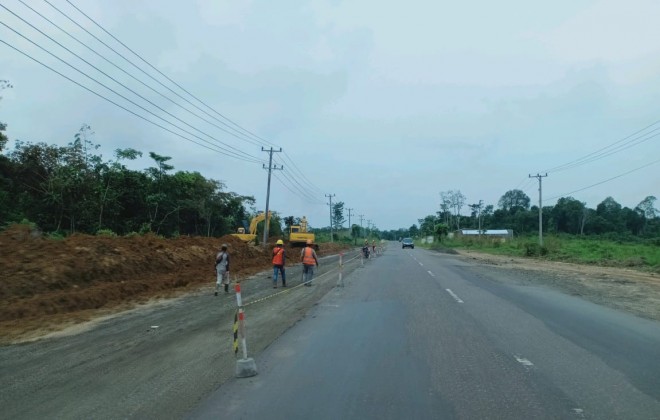RAMPUNG: Pengerjaan Jalan Dua Jalur di depan Kantor Bupati Tebo atau tepatnya di KM 12 Jalan Lintas Bungo-Tebo Kecamatan Tebo Tengah, dipastikan tidak rampung hingga lebaran nanti.