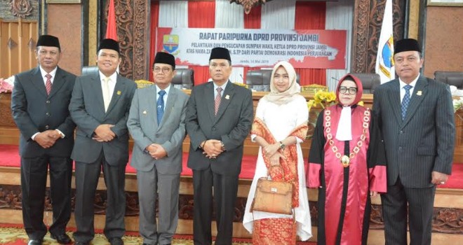 Gubernur Jambi, Fachrori Umar, menghadiri Rapat Paripurna Dewan Perwakilan Rakyat Daerah (DPRD) Provinsi Jambi, dalam rangka Pelantikan dan Pengucapan Sumpah Wakil Ketua DPRD Provinsi Jambi sisa masa bakti 2014-2019.