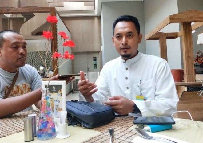 Branch Manager PT Dharma Lautan Utama, Budiono (Gamis Putih).