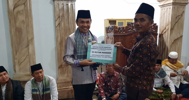 Bupati Berikan Bantuan 60 Kotak Keramik dan Uang 10 Juta. Foto : Gusnadi / Jambiupdate