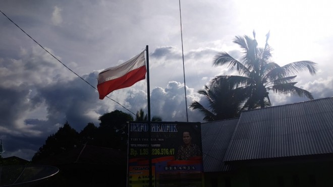 Insiden Bendera Merah Putih Dipasang Terbalik di Kantor Desa Peraduan Temeras Muara Siau. Foto : Ist