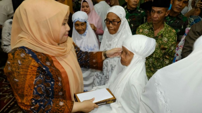 Hj Masnah Busro SE,  saat Safari Ramadhan 