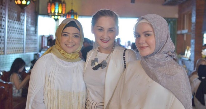 Mona Ratuliu (tengah) kembali tampil langsing setelah melahirkan.