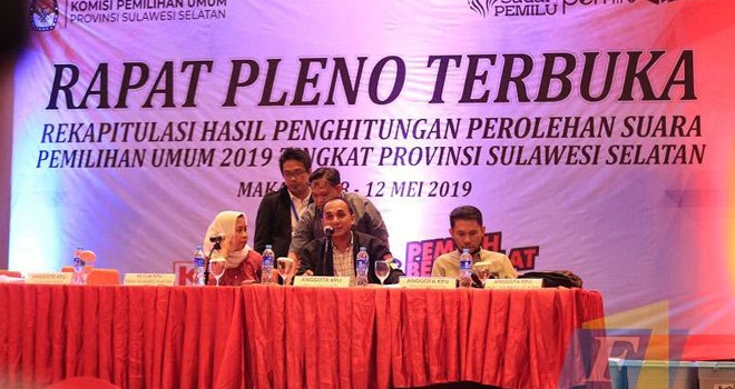 Anggota PPK Pallangga, Ihwa (kedua kiri) dan Imran (kedua kanan) memberikan keterangan di hadapan Kapolres Gowa, AKBP Shinto Silitonga (kiri) saat konferensi pers di Polres Gowa, Selasa, 14 Mei. Foto : ABE BANDOE/FAJAR
