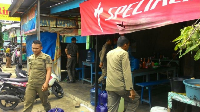 RAZIA: Satpol PP Bungo saat melakukan razia ke berbagai rumah makan yang membuka dagangan di siang hari selama Ramadan.