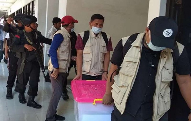 Personel Tipikor Ditreskrimsus Polda Sulsel berjumlah 24 orang mengangkut sejumlah barang bukti, Selasa malam 14 Mei 2019. (Foto: Agung/FAJAR)