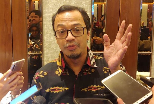 Sekjen APJII Henri Kasyfi Soemartono usai acara ulang tahun APJII ke 23 di Jakarta, Rabu (15/5) malam. (Rian Alfianto/JawaPos.com)