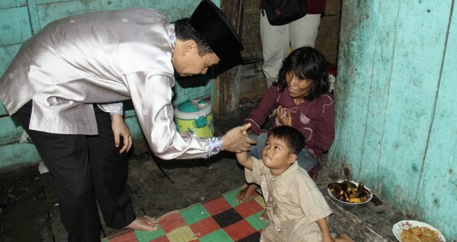 Bupati Kerinci saat melihat kondisi rumah janda buta Tiga anak. Foto : Gusnadi / Jambiupdate