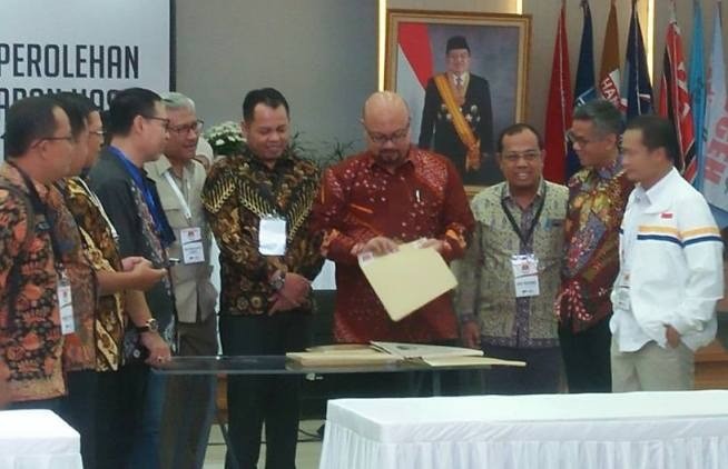 Komisioner KPU Provinsi Jambi menandatangani berita acara usai menyampaikan hasil pleno rekapitulasi hasil pemungutan suara. Foto : Ist