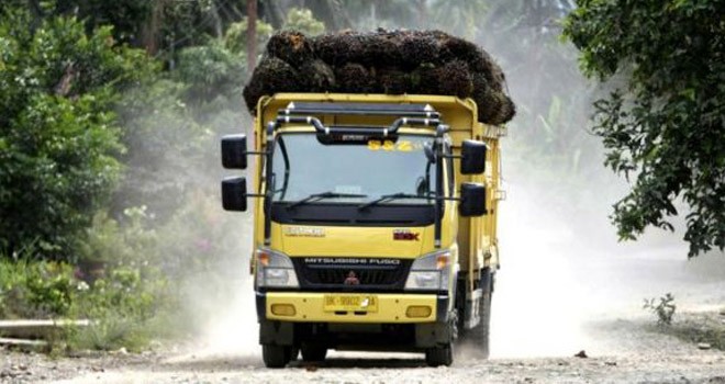 Seringnya truk pengangkut sawit yang melebih kapastitas di keluhkan warga Dusun Lubuk Landai dan Dusun Sungai Lilin, Kecamatan Tanah Sepenggal Lintas. Karena, jalan menjadi hancur dan berdebu. Foto : Ist