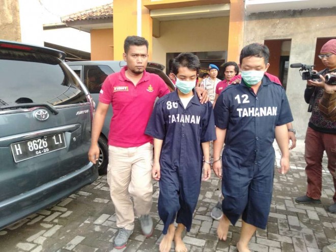 Polisi mencokok dua orang Mereka diduga terlibat sebagai anggota sindikat penggelapan mobil. 