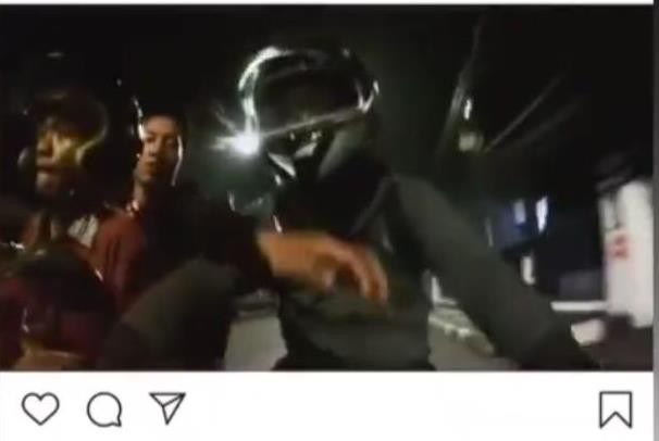 Aksi begal yang ingin mencabut kunci motor korban viral di media sosial. (Screenshot Istimewa)