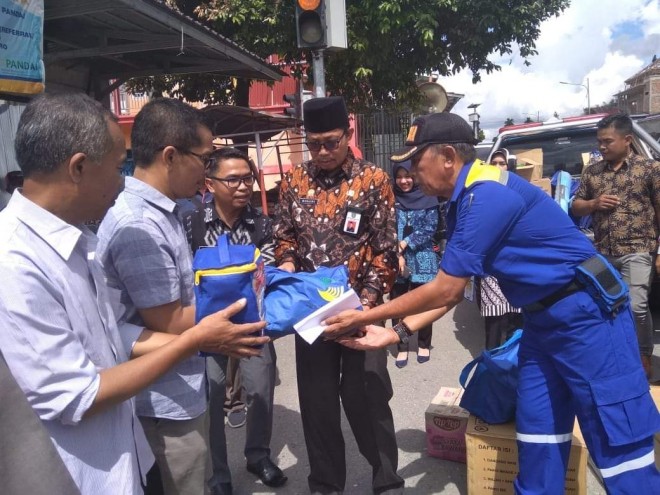 Sekda Munasri Serahkan Bantuan Korban Kebakaran.