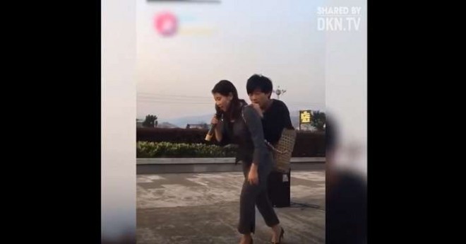 Suami Tak Punya Kaki, Kemana-mana Digendong Istri.