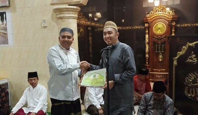 Ketua DPRD Fikar Azami saat Serahkan Bantuan Untuk Masjid. Foto : Gusnadi / Jambiupdate