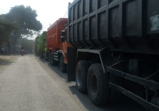 Jalan Paya Parung Panjang rusak parah karena dilintasi truk tronton setiap hari. (Ilham Safutra/JawaPos.com)