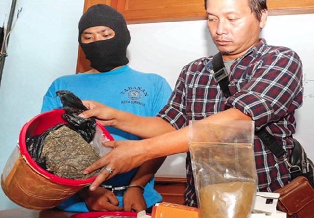 DARI MAHASISWA UNTUK MAHASISWA: Irsyad menjual ganja sejak tahun lalu. Dia ditangkap petugas BNNK Surabaya kemarin (19/5). (Alfian Rizal/Jawa Pos)