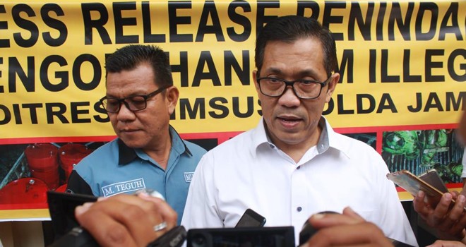 Dirkrimsus Polda Jambi Kombes Pol Thein Tabero saat ekspose rilis penangkapan pemodal illegal drilling batanghari. Foto : M Ridwan / Jambi Ekspres