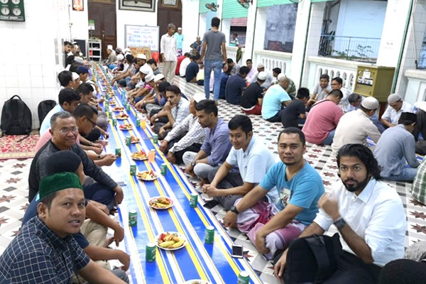 DIs Way bersama jamaah masjid di Ho Chi Minh City. Beberapa di antaranya merupakan warga negara Indonesia yang sedang ada tugas di Vietnam.