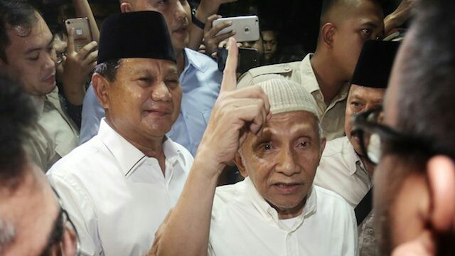 Ketua Umum Partai Gerindra Prabowo Subianto dan Amien Rais mendatangi kantor Polda Metro Jaya Senin (20/5) malam. Mereka datang untuk menjenguk Eggi Sudjana dan Lieus Sungkharisma. (Salman Toyibi)