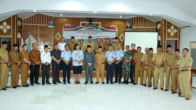 Bupati Kerinci, H. Adirozal, membuka rapat Koordinasi Tim Pengawasan Orang Asing, di ruang Pola kantor Bupati Kerinci, pada Selasa pagi (21/05).