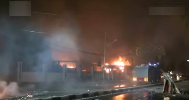 Kerusuhan di Petamburan Jakarta, warga bakar mobil di Markas Brimob.