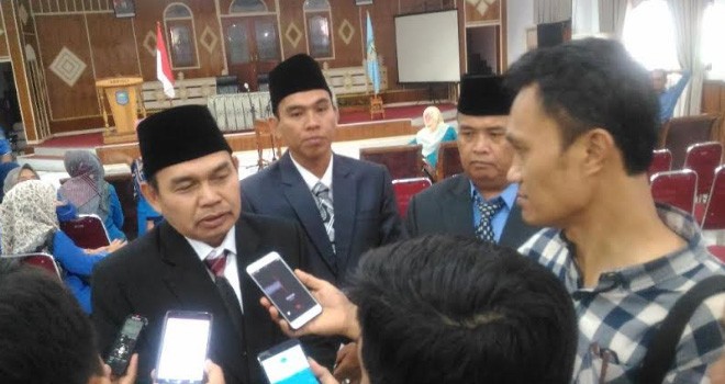 Direktur Utama PDAM Tirta Sakti Kerinci, Andi Tri Putra, saat diwawancari wartawan liputan Kerinci â€“ Sungai Penuh, usai dilantik bupati Kerinci, di aula kantor Bupati, Senin lalu.