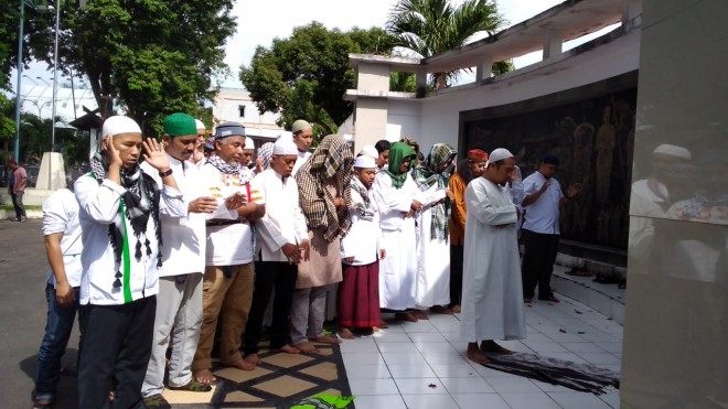 Massa Aksi saat Salat ghaib. 