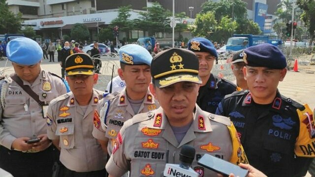  Kapolda Metro Jaya, Irjen. Pol. Gatot Eddy Pramonoâ€Ž saat mengecek situasi di kawasan MH Thamrin, Kamis (23/5). (Gunawan Wibisono/JawaPos.com)