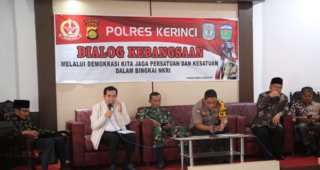 Walikota Sungai Penuh, H. Asafri Jaya Bakri (AJB), menjadi narasumber dalam acara Dialog Kebangsaan yang diselenggarakan oleh Polres Kerinci pada Kamis (23/05) yang bertempat di ruang aula Mapolres Kerinci.