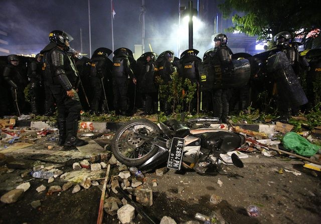 Berdasarkan pengamatan JawaPos.com, serakan sampah tersebut sampai dini hari tadi masih belum dibersihkan oleh petugas kebersihan. (Miftahulhayat/JawaPos.com)