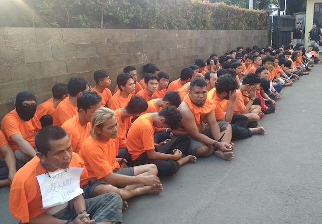 183 tersangka perusuh yang berhasil ditangkap aparat kepolisian. Mereka dibekuk lantara terlibat dalam aksi penyerangan dan pembakaran di kawasan Petamburan. (Sabik/JawaPos.com)