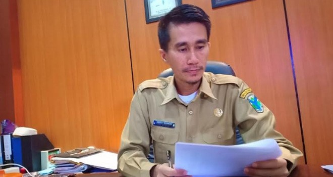 Kabid Bina Marga Dinas PUPR Batangghari, A. Shomad, ST di ruang kerjanya.
