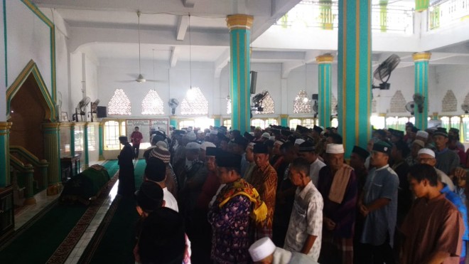 Ratusan Masyarakat Salatkan Jenazah Sandro, foto :wwn. 