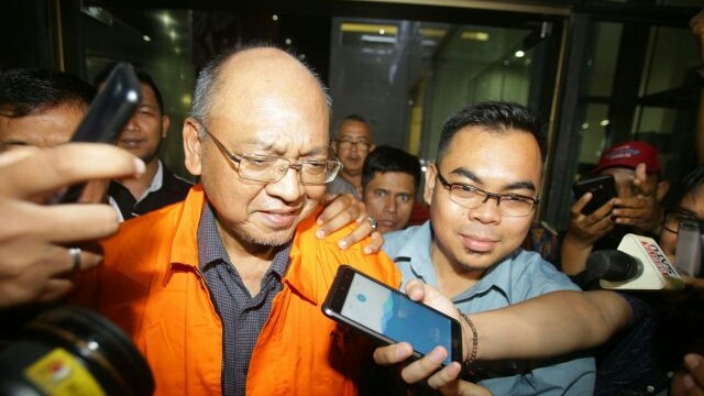 Bupati Malang, Rendra Kresna usai menjalani pemeriksaan di Gedung KPK, Senin (15/10). Rendra resmi ditahan untuk 20 hari ke depan. (Miftahul Hayat/Jawapos)