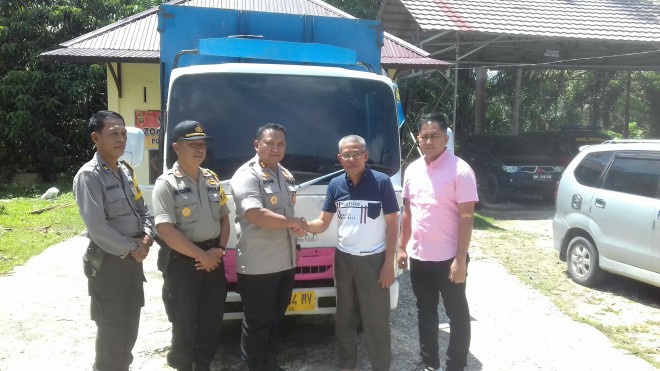 Kapolres Sarolangun AKBP Dadan Wira Laksana menyerahkan mobil hasil Curat kepada pemiliknya. 