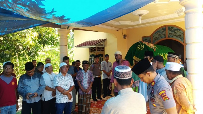 Isak Tangis Sambut Kedatangan Sandro Korban Aksi 22 Mei 2019.