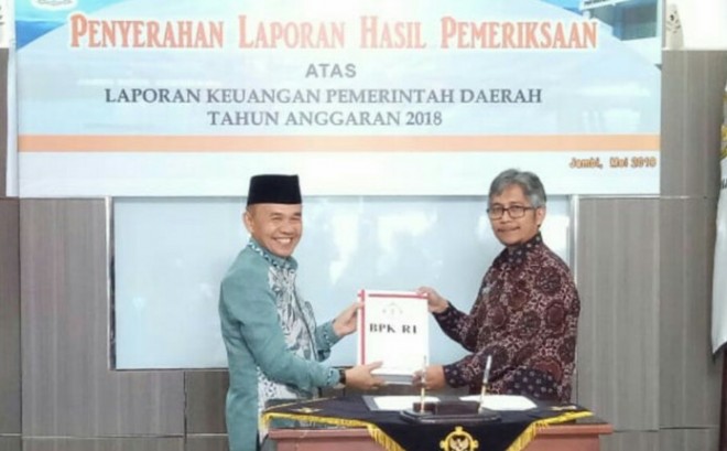 Bupati Kerinci saat menerima WTP dari BPK RI Perwakilan Jambi.