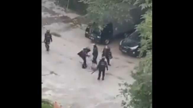 Area parkir yang tampak dalam video viral penyeroyokan.