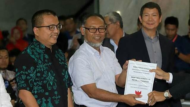 Ketua Tim Penggugat BPN Prabowo- Sandi Bambang Widjojanto menyerahkan bukti permohonan gugatan di kantor Mahkamah Konstitusi, Jumat (24/5) malam (Dery Ridwansyah/JawaPos.com)