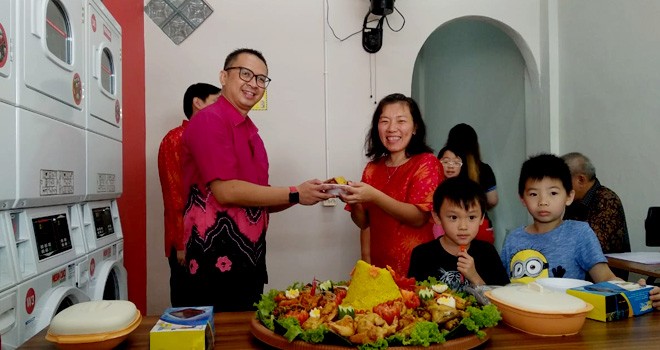 Pemotongan tumpeng sebagai penanda resmi dibukanya The Daily Wash Laundromat Mayang. Foto : Iwan / Jambiupdate