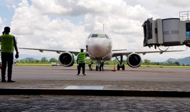 Suasana Bandara Sultan Hasanuddin, saat salah satu pesawat mendarat.
