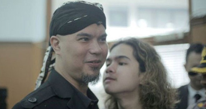 Dul Jaelani saat mendampingi ayahnya. Foto : Dok Jawapos