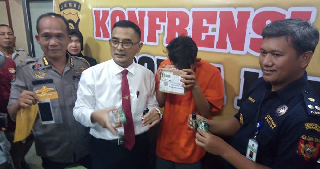 Vape rasa ganja yang diamankan dari seorang tersangka yang berstatus sebagai mahasiswa Fakultas Hukum di Perguruan Tinggi Negeri di Jambi. Foto : Ist