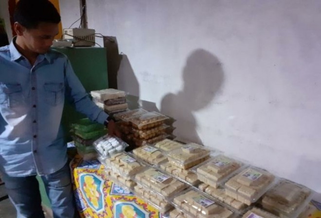 Pelaku usaha kue tradisional asli Sarolangun yang omset usahanya mengalami peningkatan.
