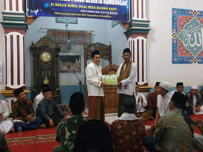 Wako AJB saat menyerahkan bantuan.