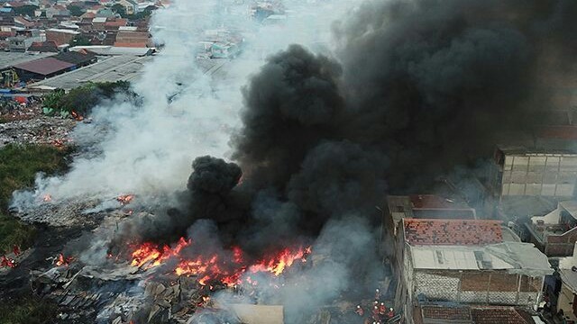 Kebakaran hebat yang terjadi disebabkan adanya aktivitas membakar sampah. (Riana Setiawan/Jawa Pos)