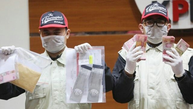 Penyidik Komisi Pemberantasan Korupsi (KPK) memamerkan barang bukti hasil Operasi Tangkap tangan (OTT) di daerah Sekotong dan Mataram, Nusa Tenggara Barat (NTB), (Fedrik/JawaPos)